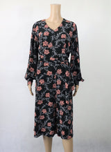 Lataa kuva Galleria-katseluun, Kukkakuvioinen puhvihihainen mekko C42