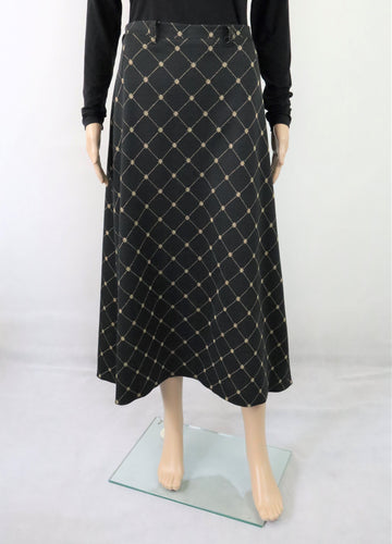 Kaunotar kotimainen vintage musta pitkä hame kullanvärisellä kuvioinnilla C44