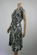 Lataa kuva Galleria-katseluun, Mustavalkokuvioinen hihaton mekko C46