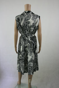 Mustavalkokuvioinen hihaton mekko C46