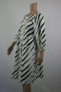 Mustavalkoinen puhvihihainen mekko C34