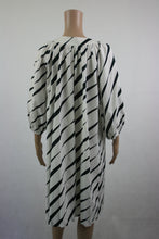 Lataa kuva Galleria-katseluun, Mustavalkoinen puhvihihainen mekko C34