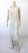 Lataa kuva Galleria-katseluun, Kielo-tuote vaalea kuviollinen frillahelmainen mekko 40