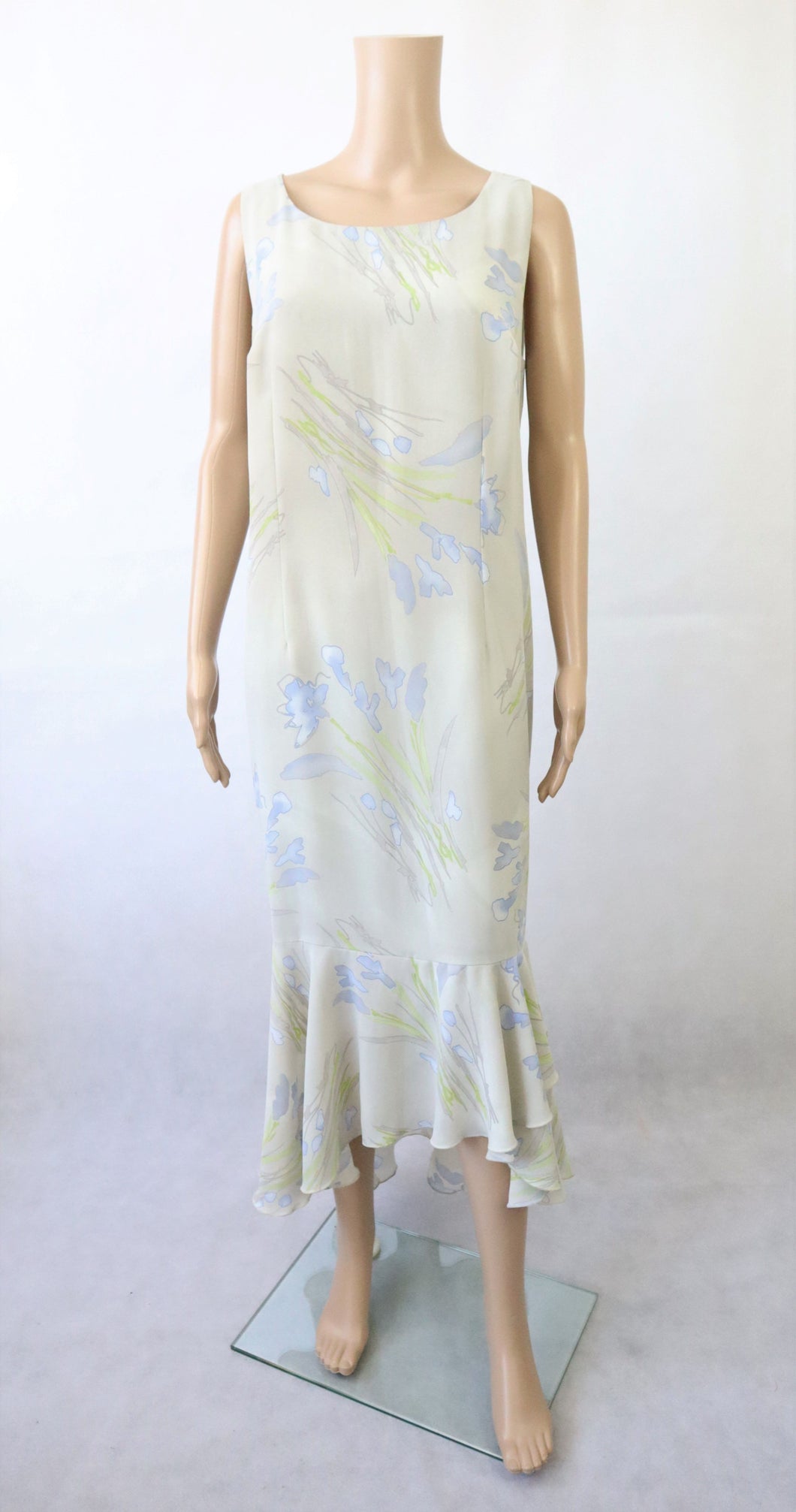 Kielo-tuote vaalea kuviollinen frillahelmainen mekko 40