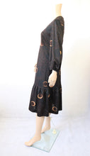 Lataa kuva Galleria-katseluun, Ruskea kuviollinen frillahelmainen mekko 38