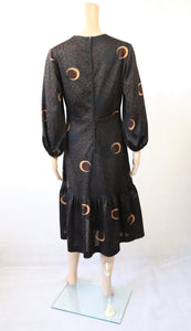 Ruskea kuviollinen frillahelmainen mekko 38