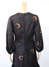 Lataa kuva Galleria-katseluun, Ruskea kuviollinen frillahelmainen mekko 38