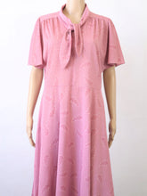 Lataa kuva Galleria-katseluun, Vaaleanpunainen kuviollinen mekko 44