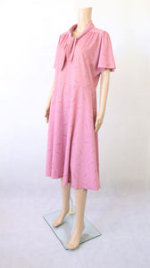 Vaaleanpunainen kuviollinen mekko 44