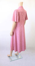 Lataa kuva Galleria-katseluun, Vaaleanpunainen kuviollinen mekko 44