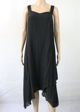 Lataa kuva Galleria-katseluun, Mustavalkopilkullinen mekko epäsymmetrisellä helmalla 42