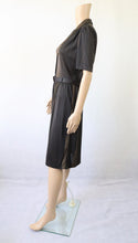 Lataa kuva Galleria-katseluun, Musta-ruskearaidallinen lyhythihainen mekko C40