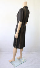 Lataa kuva Galleria-katseluun, Musta-ruskearaidallinen lyhythihainen mekko C40