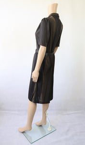 Musta-ruskearaidallinen lyhythihainen mekko C40