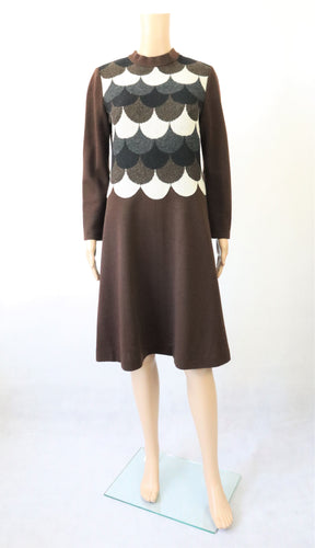 Leona ruskeasävyinen kuviollinen neulosmekko C40