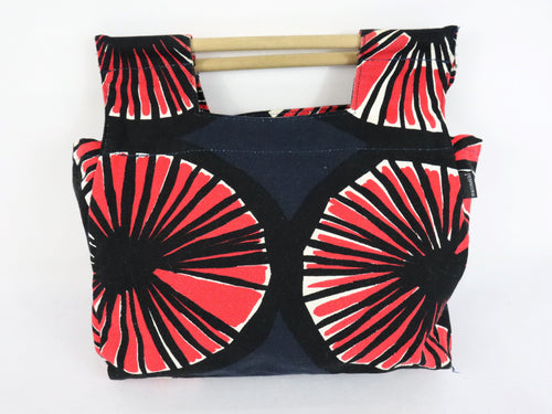 Marimekko tilava kankainen kassi puisilla kantokahvoilla