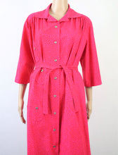 Lataa kuva Galleria-katseluun, Pinkki kuviollinen takkimekko Marimekon Pirput Parput -kuosilla S