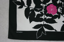 Lataa kuva Galleria-katseluun, Mustavalko-pinkki puuvillahuivi, Marimekko Ruusupuu