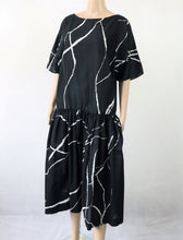 Lataa kuva Galleria-katseluun, Mustavalkoinen pitkä mekko M