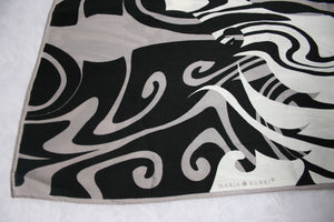 Graafinen musta-harmaa-valkoinen silkkihuivi