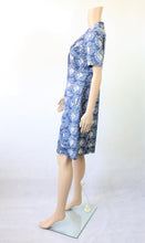 Lataa kuva Galleria-katseluun, Sinivalkoinen kuviollinen lyhyt mekko 38 (S)
