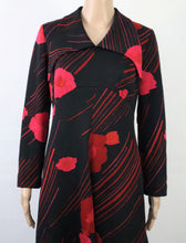 Lataa kuva Galleria-katseluun, Punakuvioinen puolipituinen mekko C40