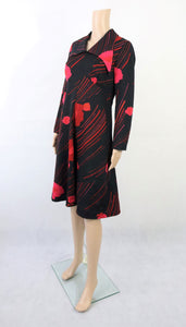 Punakuvioinen puolipituinen mekko C40
