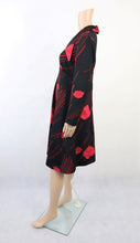 Lataa kuva Galleria-katseluun, Punakuvioinen puolipituinen mekko C40