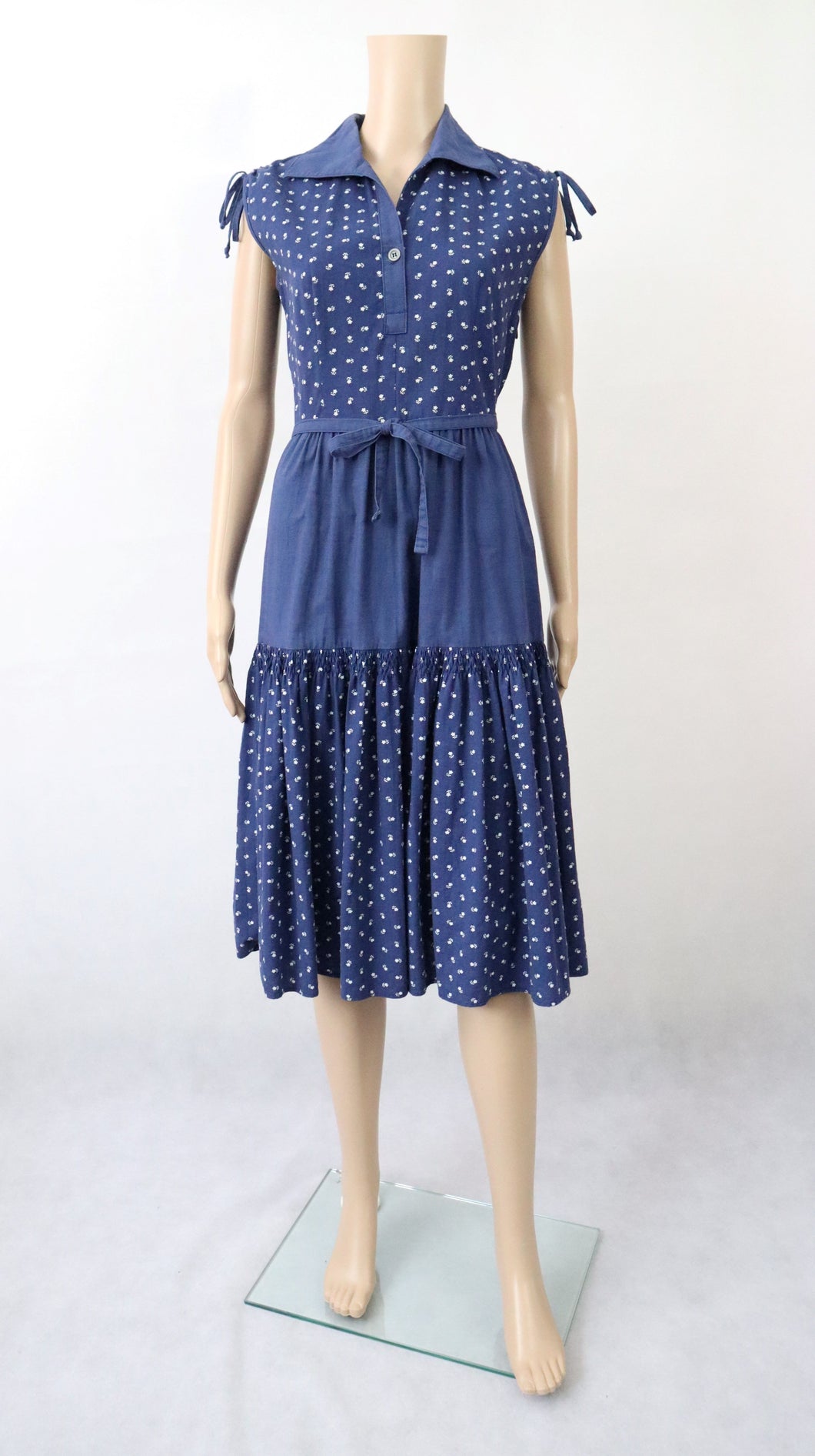 Merry Finn kotimainen vintage sinivalkoinen kukkakuvioinen mekko C38