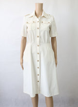 Lataa kuva Galleria-katseluun, Valkoinen farkkutyylinen takkimekko 40 (S)
