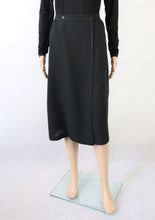 Lataa kuva Galleria-katseluun, Modelia musta kietaisumallinen kotimainen vintage villasekoitekangashame 42