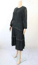 Lataa kuva Galleria-katseluun, Mustavalkopilkullinen frillahelmainen mekko 42