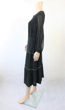 Lataa kuva Galleria-katseluun, Mustavalkopilkullinen frillahelmainen mekko 42