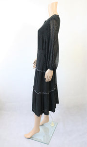 Mustavalkopilkullinen frillahelmainen mekko 42