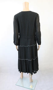 Mustavalkopilkullinen frillahelmainen mekko 42