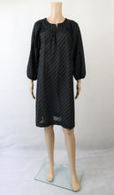 Lataa kuva Galleria-katseluun, Muoti-Herrala musta-harmaaraidallinen vintage mekko 38