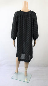 Musta-harmaaraidallinen mekko 38