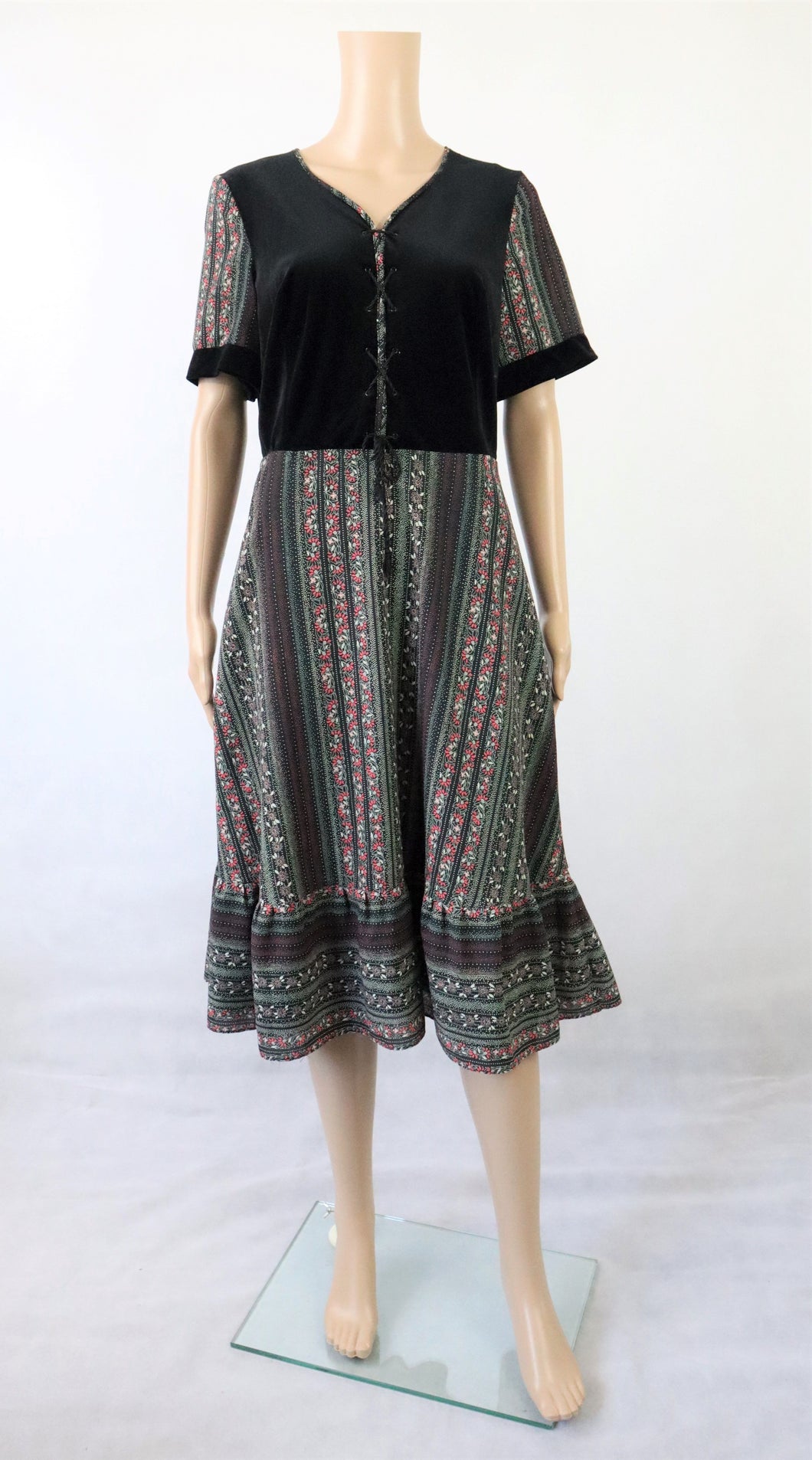 Naisten Pukutehdas samettisomisteinen kuviollinen kotimainen vintage mekko 38
