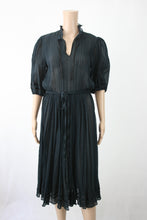 Lataa kuva Galleria-katseluun, Naisten pukutehdas musta pliseerattu mekko