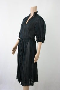 Musta pliseerattu mekko C40