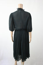 Lataa kuva Galleria-katseluun, Musta pliseerattu mekko C40
