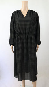 Pii Naisten pukutehdas musta kultaraidallinen juhlava mekko C40