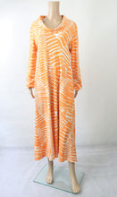 Lataa kuva Galleria-katseluun, Nanso oranssikuvioinen pitkä mekko L