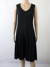 Lataa kuva Galleria-katseluun, Musta hihaton vekkihelmainen mekko M