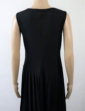 Lataa kuva Galleria-katseluun, Musta hihaton vekkihelmainen mekko M