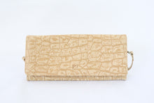 Lataa kuva Galleria-katseluun, PT Design beige krokokuosinen kirjekuorimallinen laukku