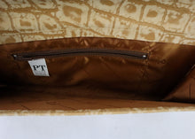 Lataa kuva Galleria-katseluun, Vaaleanruskea kirjekuorimallinen laukku krokokuvioista nahkaa