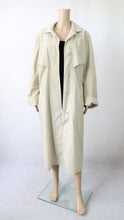 Lataa kuva Galleria-katseluun, Piiron kotimainen vintage vaalea pitkä takki 42