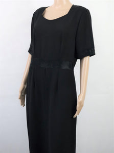 Musta pitkä satiinisomisteinen mekko C40