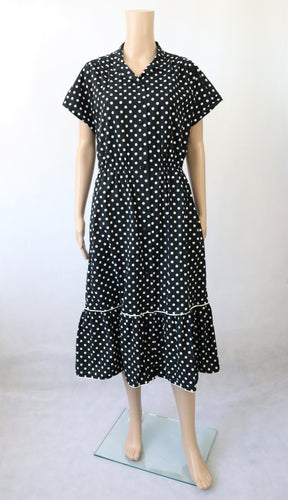 Pola mustavalkopilkullinen salsahelmainen vintagemekko C40